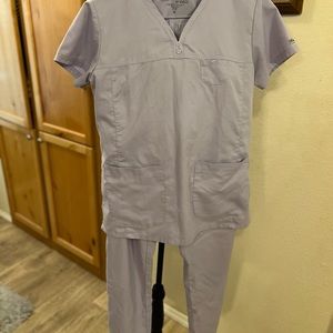Greys Anatomy Medium regular scrub set top and bottom in light purple/lavender